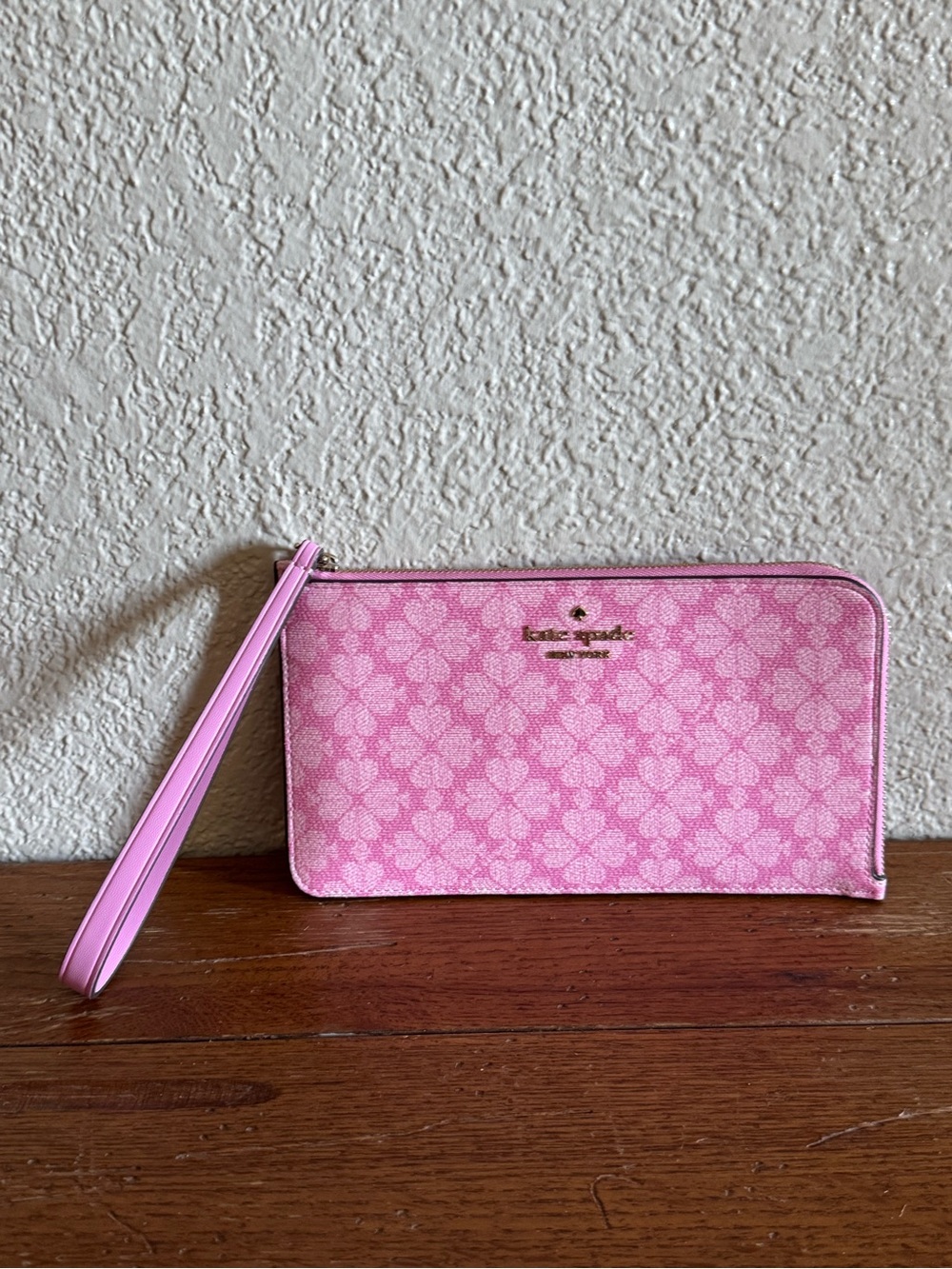NWOT Kate Spade Lucy Spade Flower Medium L-Zip Wristlet in Parisian Rose